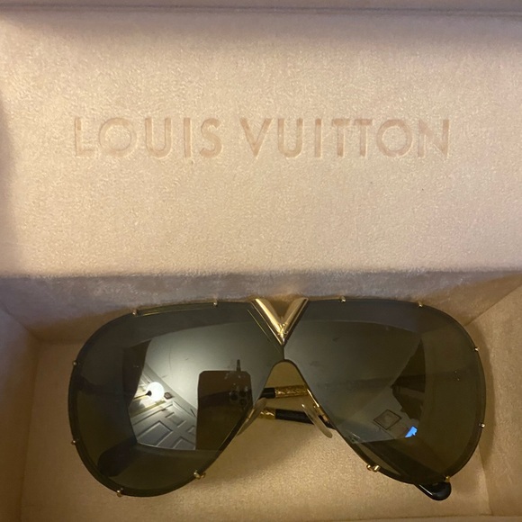 ***SOLD***Louis Vuitton Sunglasses Drive (Aviators) - Picture 2 of 6